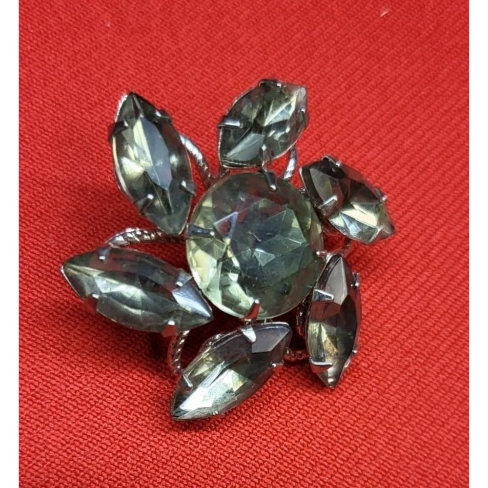 Avon Rhinestone Flower Brooch - Picture 2 of 9